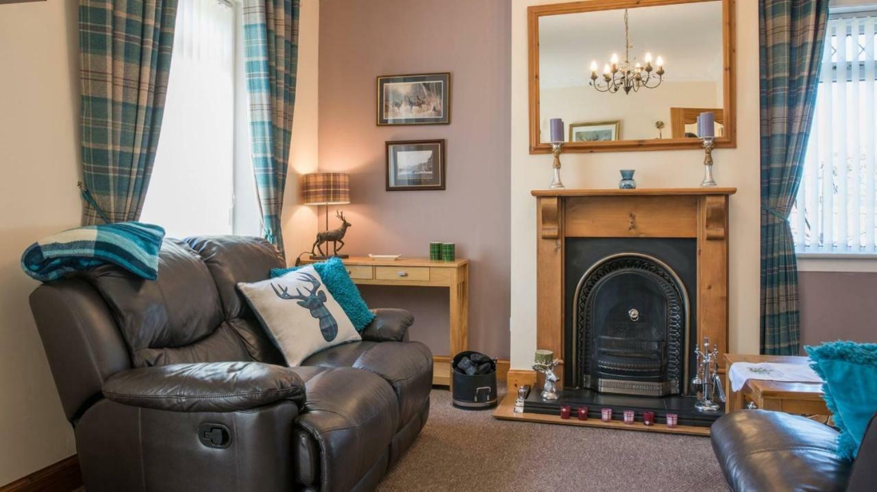 Pippin, Tranquil Scottish Cottage With Hot Tub Airdrie Exterior foto
