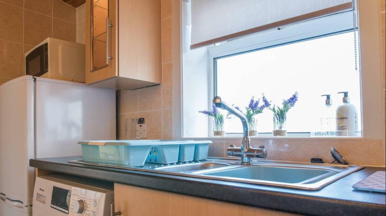 Pippin, Tranquil Scottish Cottage With Hot Tub Airdrie Exterior foto