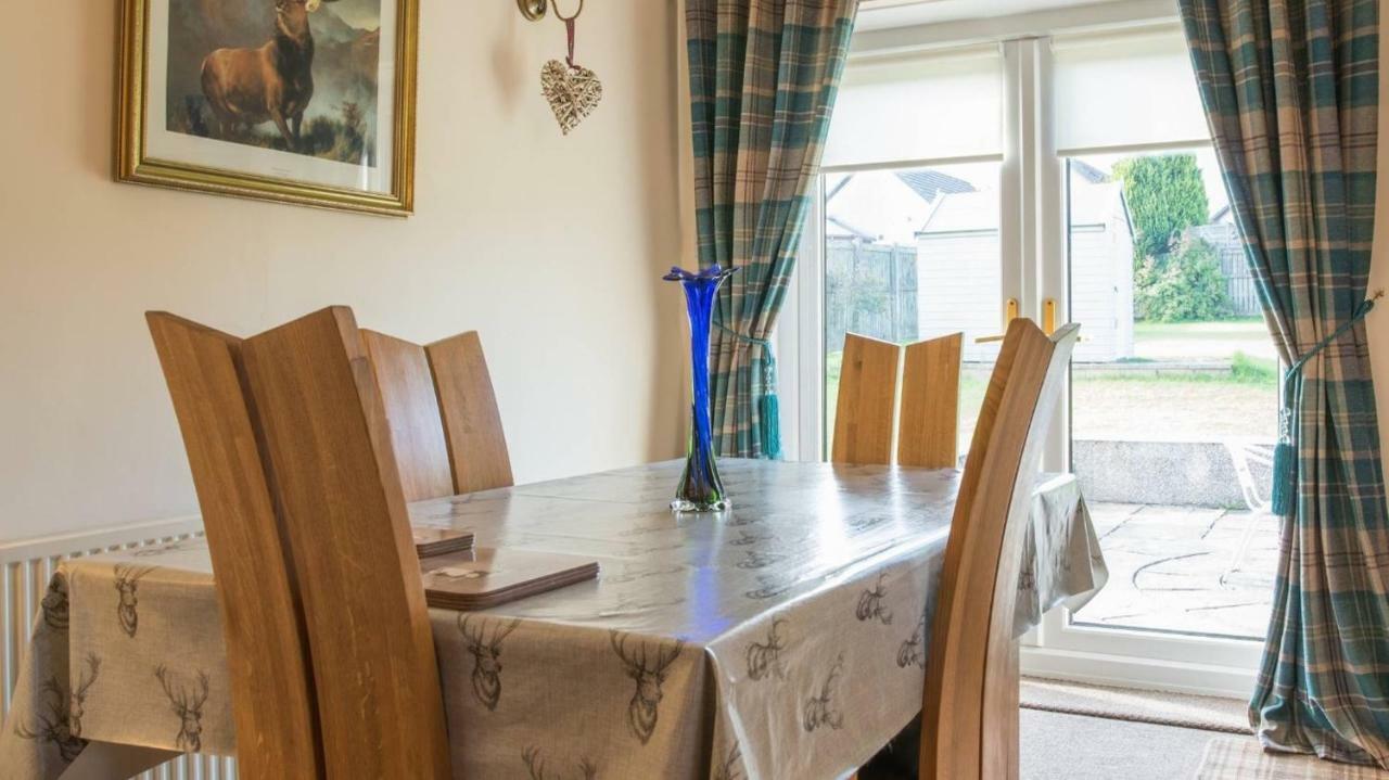 Pippin, Tranquil Scottish Cottage With Hot Tub Airdrie Exterior foto