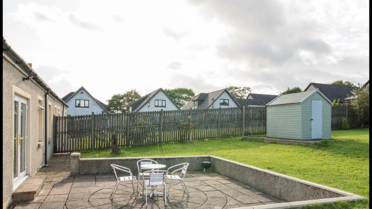 Pippin, Tranquil Scottish Cottage With Hot Tub Airdrie Exterior foto