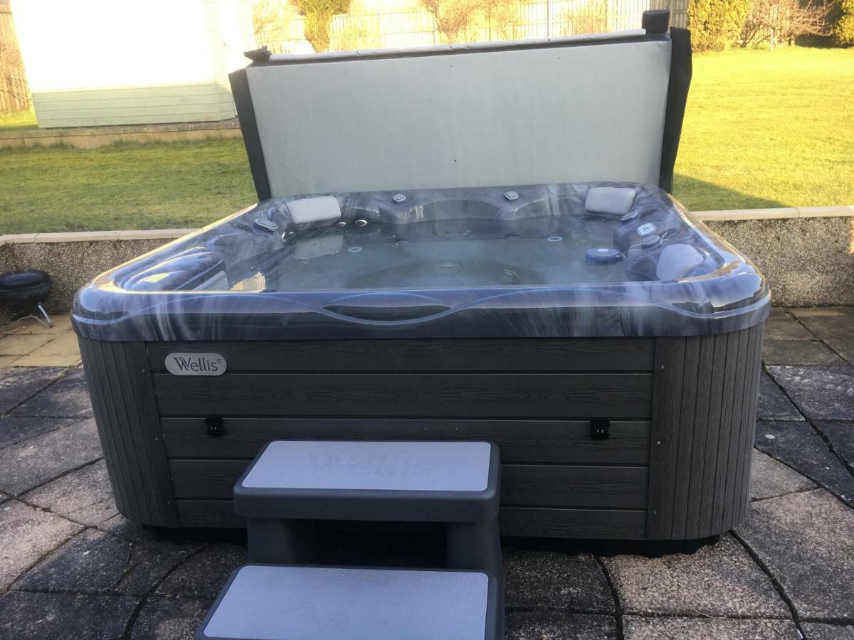 Pippin, Tranquil Scottish Cottage With Hot Tub Airdrie Exterior foto